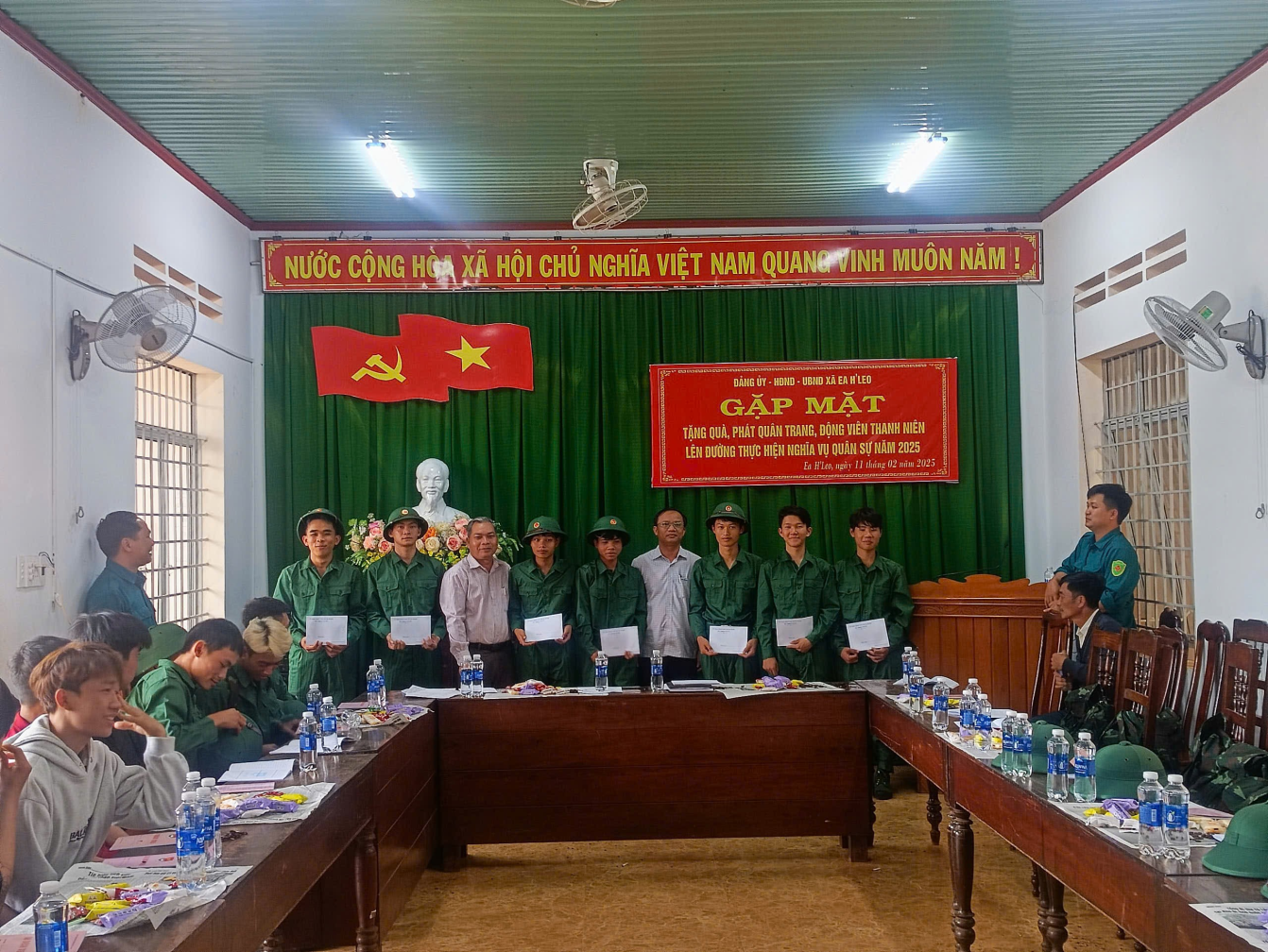 Xã Ea H’Leo có 24 thanh niên lên đường nhập ngũ